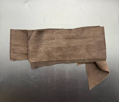 Lamberto Losani. Замшевый пояс. Очень приятный на ощупь. Несколько вариантов носки. 
175 см на 10 см