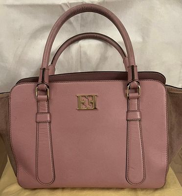 ESCADA. Стильная розовая сумка ESCADA, которая станет прекрасным дополнением к вашему 