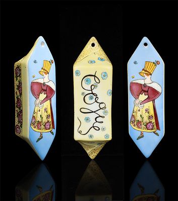 Елочная ИГРУШКА-КОНФЕТА &laquo;VOGUE&raquo;
Фарфор, ручная роспись 
Размер: 3,5 х 11,5 см