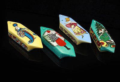 Набор Елочных ИГРУШЕК- КОНФЕТА &laquo;VOGUE&raquo;
Фарфор, ручная роспись 
Размер: 3,5 х 11,5 см