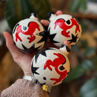 СИМВОЛ ГОДА. Qamzi, фарфоровые елочные игрушки-шары. Ручная роспись. в наличии 3 штуки