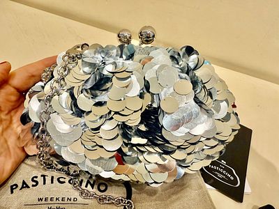 Сумочка Weekend Max Mara. Знаменитая модель Pasticcino( пирожное). . Застежка формуар. Пайетки. 