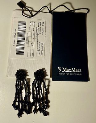Клипсы Max Mara. Новые. Упаковка, этикетки. Бисер, стеклярус. Длина 6см. Цвет чёрный.