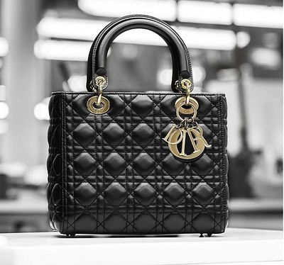 CHRISTIAN DIOR. Культовая сумка Lady Dior от Christian Dior из матовой кожи черного цвета. 