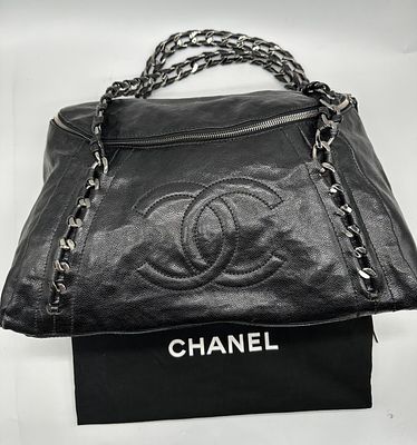 CHANEL. большая сумка-тоут Chanel Modern Chain Zip Flap из черной зернистой кожи (caviar). . 42х2 