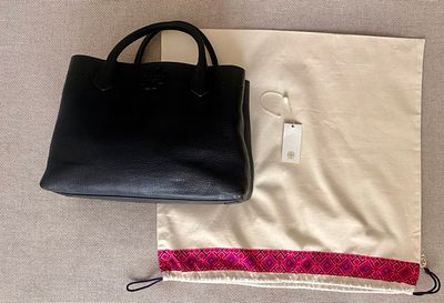 Сумка Tory Burch. Цвет чёрный. Размер 35*25*16. Удобная. 2 отделения плюс карманы. Короткие 