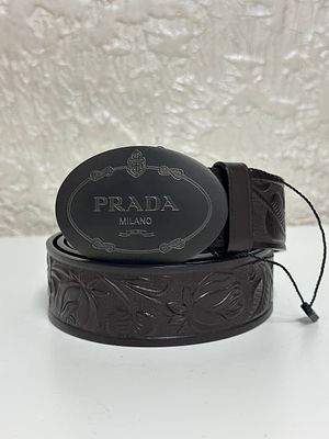 Ремень Prada.
Тесненая кожа. 110 см