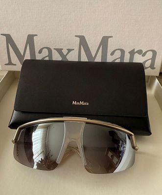 Max Mara. Абсолютно новые очки-маска. Модель Sophie. . Цены бутика 37-42 тысячи рублей. Цвет 