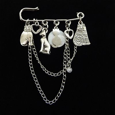 Булавка "Любимые кошки".
Длина 5,5 см, высота (с цепочками) 7 см. Материалы: Бижутерный сплав 