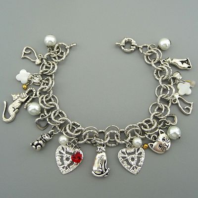 Браслет "Любимые кошки". Крупную цепь из бижутерного сплава цвета серебра украшают множество 