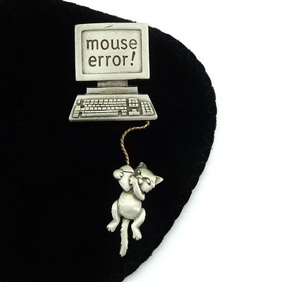 Jonette Jewelry co (JJ). Брошь "Ошибка". США. 90-е годы 20 века. Брошь выполнена из пьютера 