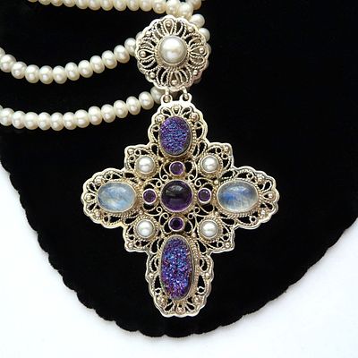 NICKY BUTLER. КОЛЬЕ: ЖЕМЧУЖНАЯ НИТЬ И КРУПНЫЙ КУЛОН. СЕРЕБРО. ПОЛУДРАГОЦЕННЫЕ КАМНИ. 90-Е ГОДЫ 