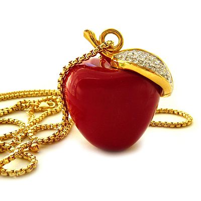 Kenneth Jay Lane. Кулон "Яблоко" на длинной цепи.
Роскошное, эффектное украшение не позволит 