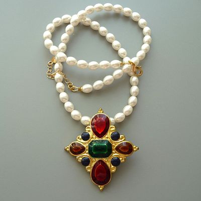 JAY STRONGWATER.
Кулон "Мальтийский крест" на бусах из жемчуга. Кулон выполнен из ювелирного 