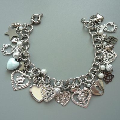 Браслет "От всего сердца". Крупную цепь из бижутерного сплава цвета серебра украшают множество 