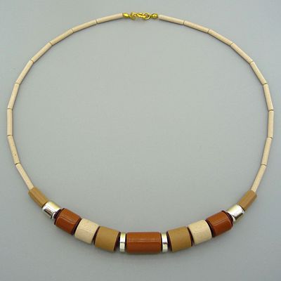 Колье. Чехословакия. 80-е.
"Геометрия". Стильное колье состоит из бусин цилиндрической формы. 