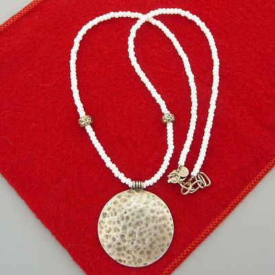 Колье aе"Талисман". Серебро. Маркировано: aе. 
Стильное, самобытное украшение! На нить белых 