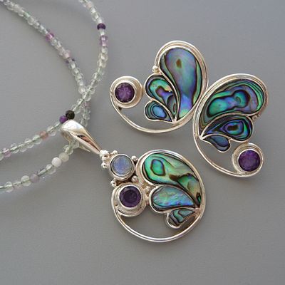 SAJEN. КОМПЛЕКТ. СЕРЕБРО. ПЕРЛАМУТР. ПОЛУДРАГОЦЕННЫЕ КАМНИ. 90-Е ГОДЫ 20 ВЕКА. Изящный комплект 