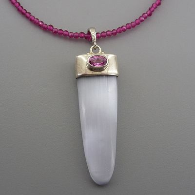 КОЛЬЕ. SAJEN. СЕРЕБРО. 90-Е ГОДЫ 20 ВЕКА. Крупный кулон изготовлен из серебра и специально 