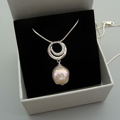 Кулон из серебра с жемчужиной Эдисона и фианитами. Натуральный культивированный ядерный жемчуг 