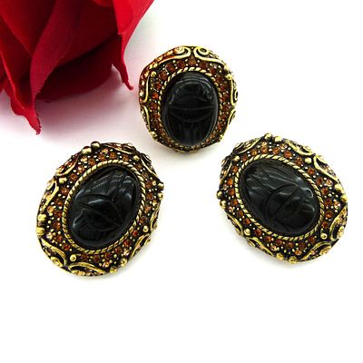 HEIDI DAUS. КОМПЛЕКТ: КЛИПСЫ И КОЛЬЦО "SPARKLING SCARAB". 2000-Е ГОДЫ. Бижутерный сплав цвета 