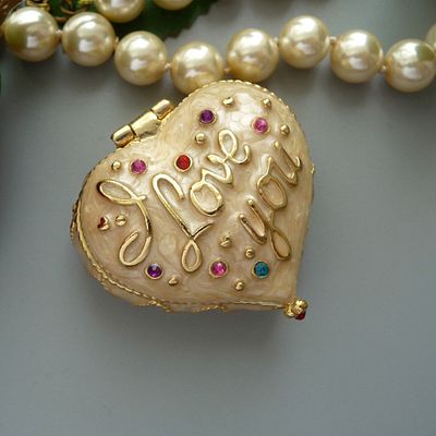 ШКАТУЛКА / ТАБЛЕТНИЦА "С ЛЮБОВЬЮ" ОТ MONET. 80-90 ГОДЫ 20 ВЕКА. Красивая шкатулочка выполнена 