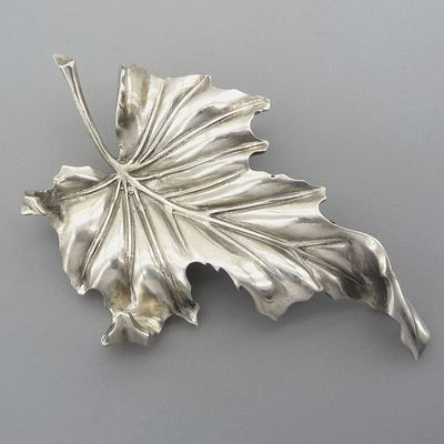 TRIFARI. СЕРЕБРЯНЫЙ ЗАЖИМ ДЛЯ ПЛАТЬЯ ИЛИ МЕХА (FUR CLIP) "ЛИСТ. В ЦВЕТЕ СЕРЕБРА". 40-Е ГОДЫ 20 
