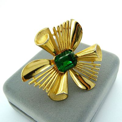 TRIFARI. БРОШЬ "БАНТ.ИЗУМРУД" 60-Е ГОДЫ 20 ВЕКА. США. Бижутерный сплав цвета золота, крупный 
