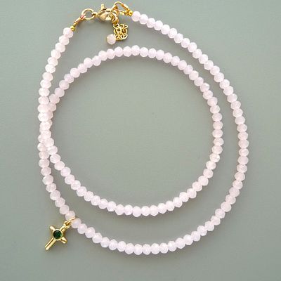 Колье-чокер из розового кварца. Подвеска - позолоченная латунь, вставка - кристалл. Длина 42 см.