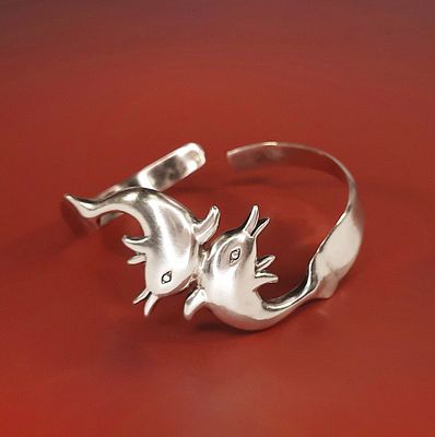 Браслет "Дельфины" серебро 925 проба
Интересный серебряный браслет в виде резвящихся дельфинов 