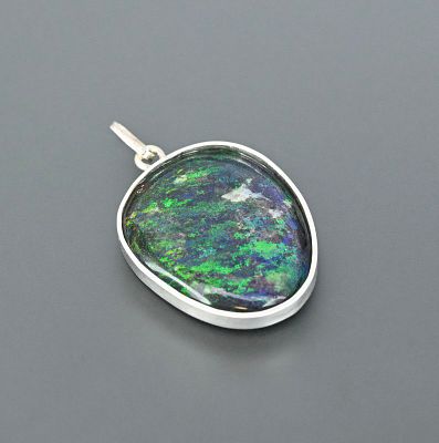 Кулон натуральный черный опал 18 карат. Кулон с натуральным австралийским благородным черным 