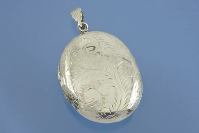 МЕДАЛЬОН серебро 925 проба винтаж
Крупный медальон из серебра 925 пробы Изготовлен во второй 