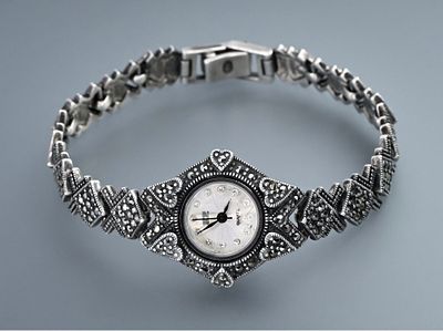 Стильные женские часы, корпус и браслет из серебра 925 пробы с отделкой марказитами. Изготовлены 