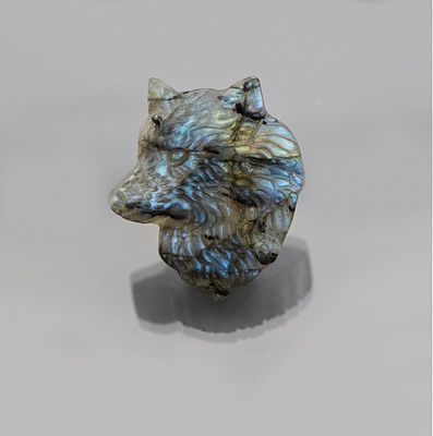 Камея резная Волк лабрадорит
Эффектная резная камея "Волчья голова" из натурального лабрадорита 