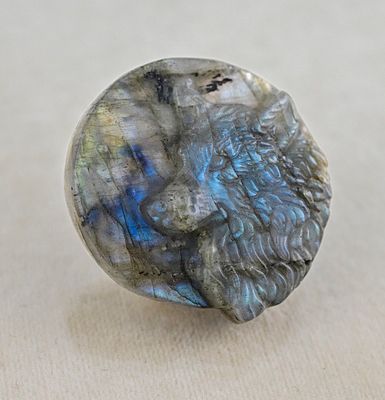 Камея резная Волк лабрадорит
Эффектная резная камея "Волчья голова" из натурального лабрадорита 