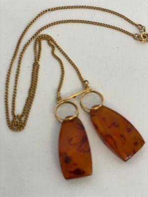 Ссср
Прибалтика
Именник .900
Редкий кулон с двумя янтарными подвесами. Ювелирный металл 