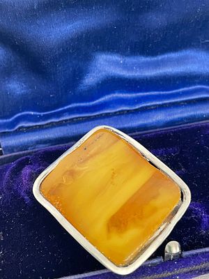 СССР
Редкость
Крупная брошь с пейзажным янтарем
Именник СФБЯ. Серебро, проба 925 с кокошником 