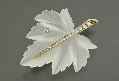 Брошь Лист золото 585 пробы бриллианты горный хрусталь
Эффектная брошь в виде листика 