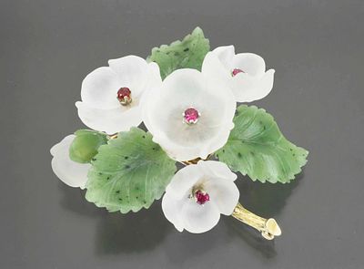 Брошь в виде цветочной ветки Изготовлена в 70-х годах ХХ века, в Германии Золото 585 пробы 