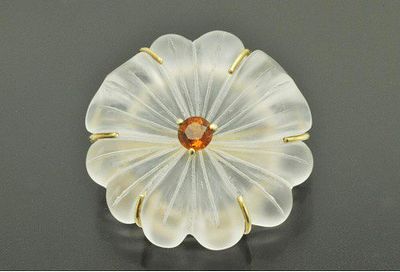 Изящный каменный цветок, закрепленный на золотой основе - уникальная работа австрийских ювелиров 