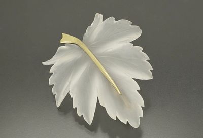 Эффектная брошь в виде листика из горного хрусталя и золота 585 пробы Изготовлена во второй 