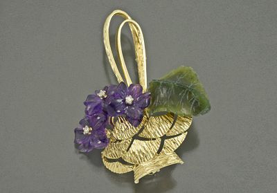 Брошь "Фиалки", золото 585 пробы, аметисты, бриллианты. Изящная брошь в виде корзинки с 