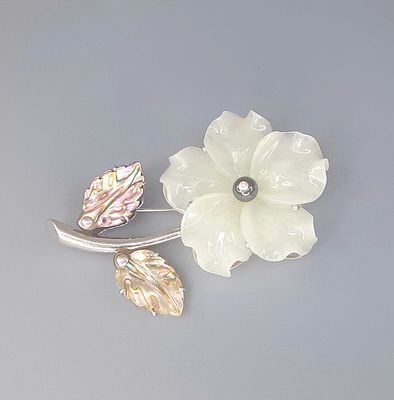 Эффектная большая брошь в виде цветка из оникса и перламутра Изготовлена в Италии, в 70-х годах 
