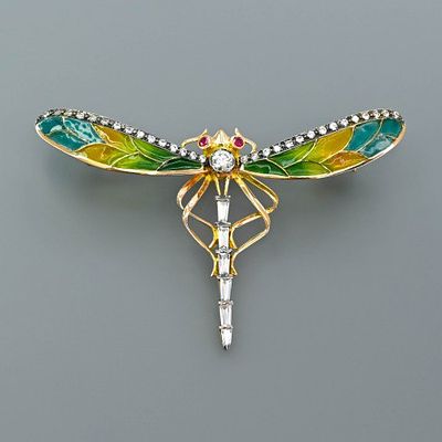 Выразительная золотая брошь в виде летящей стрекозы Изготовлена в России, в конце ХХ века Золото 