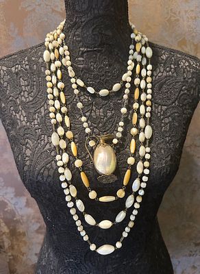 Оригинальные авторские бусы из антикварных компонентов. Пять рядов антикварных перламутровых 