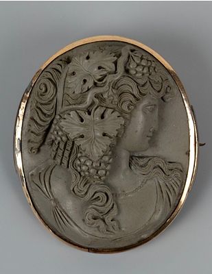 Крупная Камея на лаве. Богиня плодородия Деметра. Брошь. Италия (?), первая половина ХХ в. 