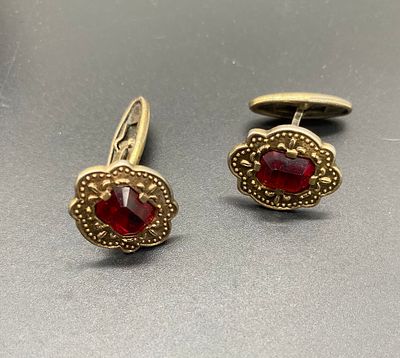 Винтажные советские запонки. Серебро 875 пробы, позолота, ювелирное стекло. 
Размер 15х20 мм.