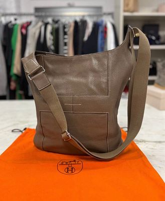 Сумка Hermes Good News GM изготовлена ​​из кожи Taurillon Clemence, известная своей мягкой 