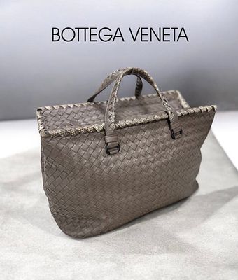 Сумка BOTTEGA VENETA из плетеной кожи Intrecciato с отделкой из змеиной кожи. Техника плетения 