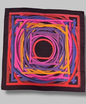 Шелковый платок от SALVATORE FERRAGAMO . с ярким геометрическим рисунком украсит и добавит 